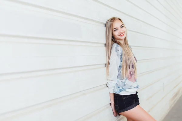 Chica posando en la ciudad — Foto de Stock