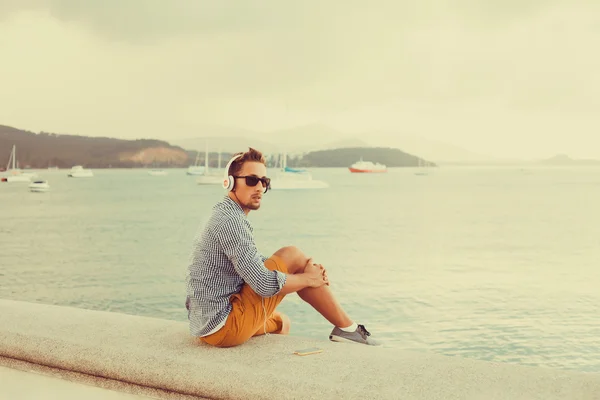 Guy  listening music in headphones — Stock Photo, Image