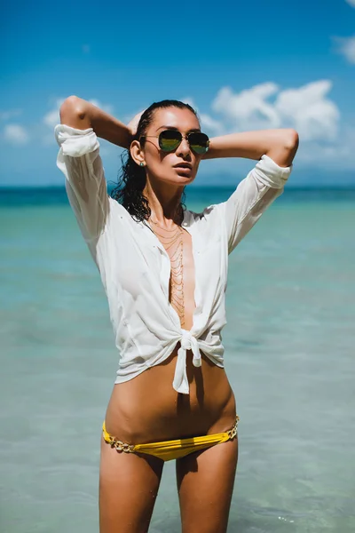 Vrouw die zich voordeed in het strand — Stockfoto