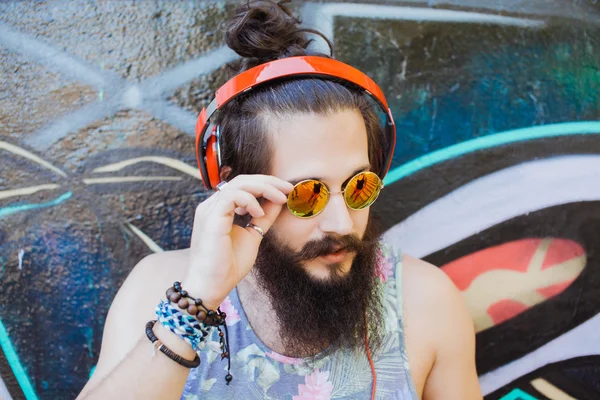 Guy with  listening  music with headphones — Stock fotografie