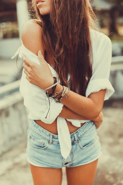 Mujer joven con gafas de sol — Foto de Stock