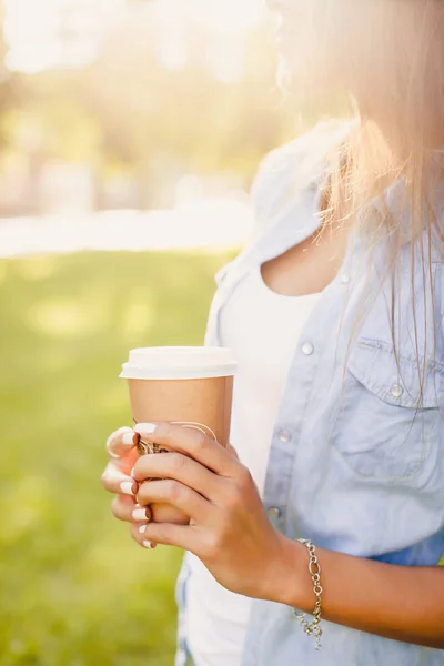 Mulher sorridente com café — Fotografia de Stock