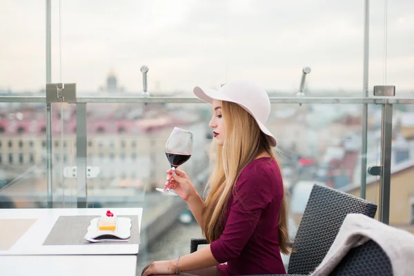 Mujer joven bebiendo vino tinto —  Fotos de Stock