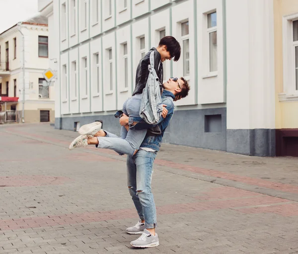 Pareja joven enamorada —  Fotos de Stock