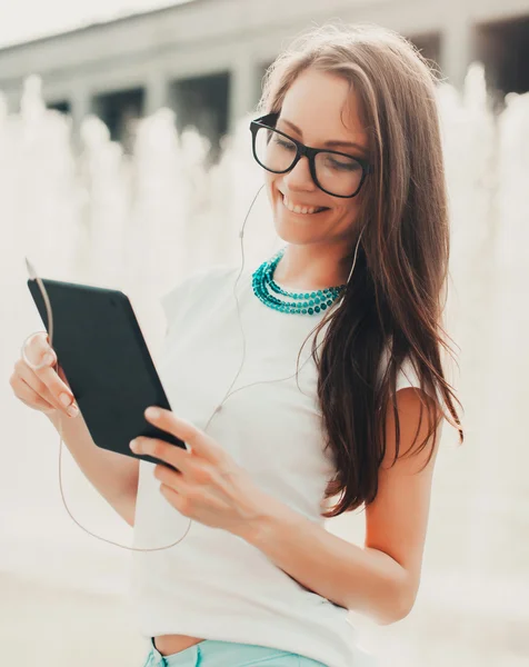 Mujer hipster con tableta digital . — Foto de Stock