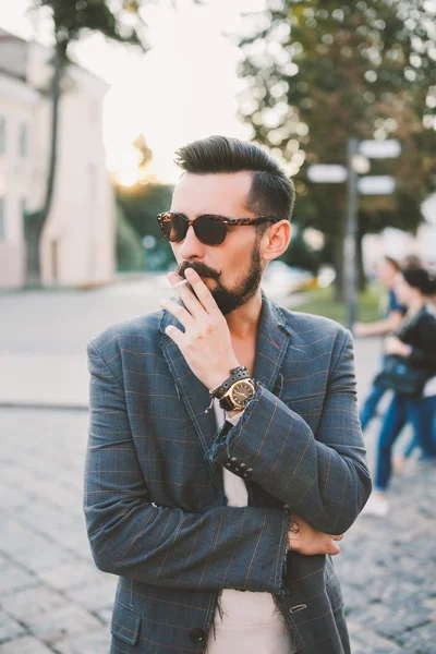 Um tipo com barba a fumar cigarro — Fotografia de Stock