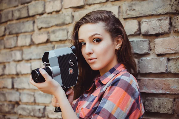 Chica posando en la calle con cámara — Foto de Stock