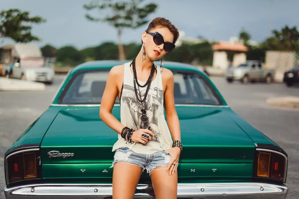 Chica posando cerca de coche vintage — Foto de Stock