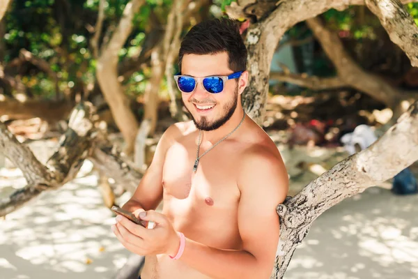 Jovem falando ao telefone — Fotografia de Stock