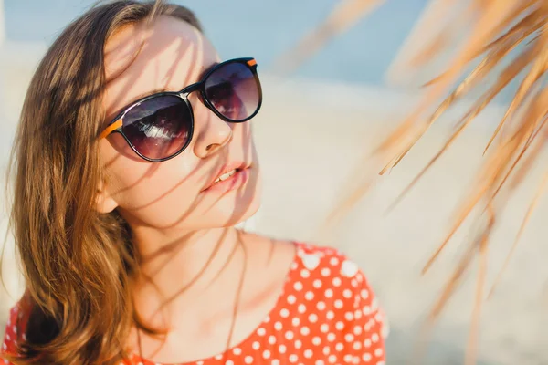 Дівчина в окулярах позує на пляжі — стокове фото