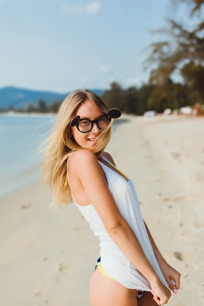 Csinos lány a strandon — Stock Fotó