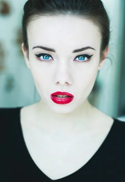 Chica con pelo negro y labios rojos — Foto de Stock