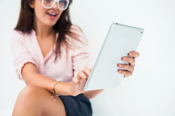 Chica trabajando en la tableta — Foto de Stock