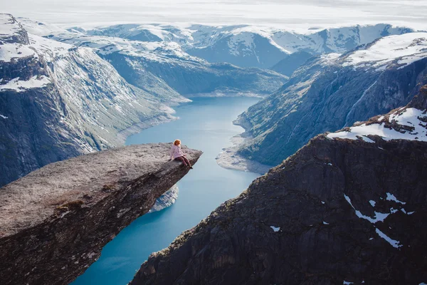 Chica en una roca, fiordos de Noruega — Foto de Stock