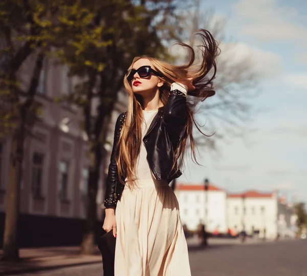 Blond tjej i solglasögon — Stockfoto