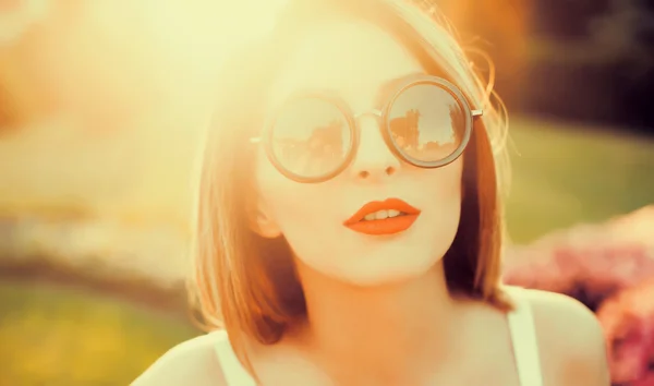 Bela menina morena em óculos de sol — Fotografia de Stock