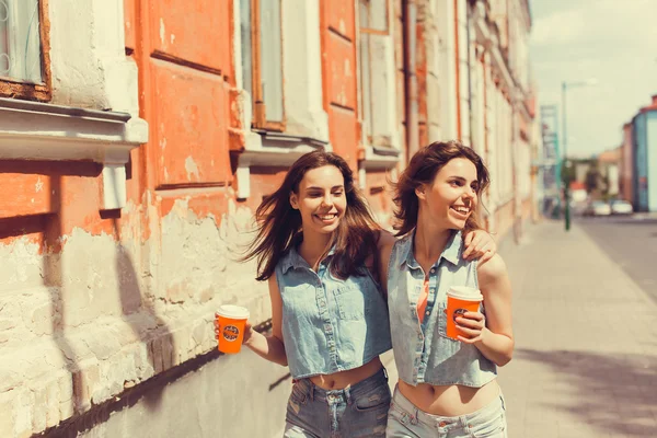 Brunette girlfriends drinking coffee — Stock Photo, Image