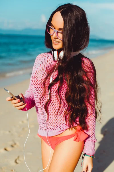 Girl  listening music   on the beach — 图库照片