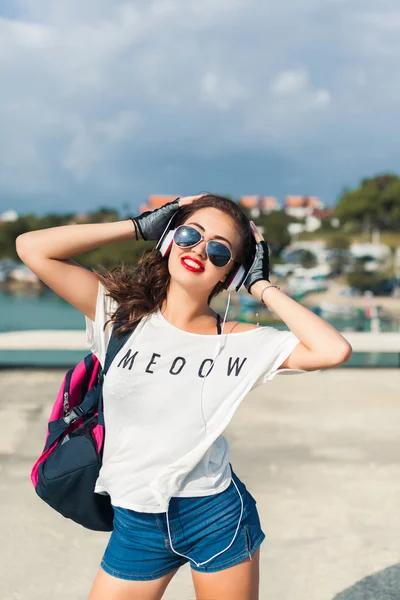 Girl in sunglasses listening to music — Stock Photo, Image