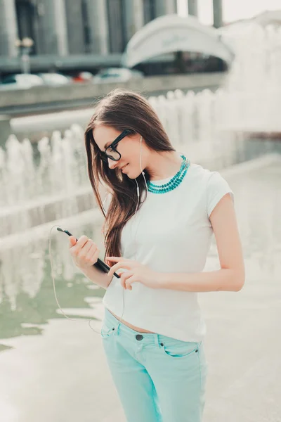 Hipster žena s digitálním tabletu. — Stock fotografie