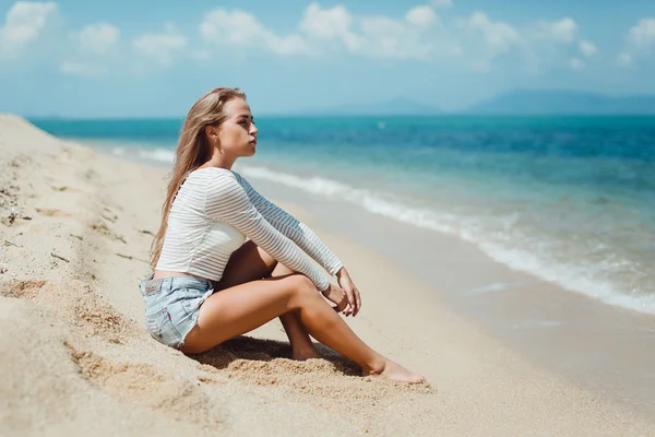 Hermosa chica posando en la playa —  Fotos de Stock