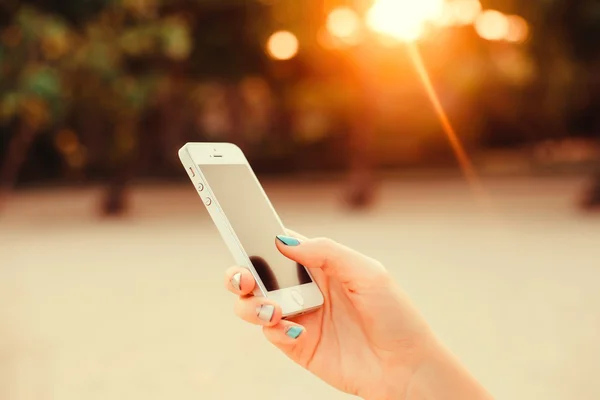 Akıllı telefon tutan kız