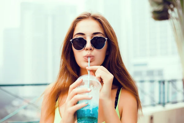 Young woman   drinking cocktail — Stock Photo, Image