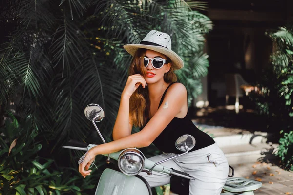 Молодая девушка на винтажном скутере — стоковое фото