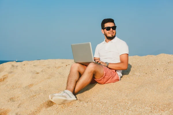 Jovem trabalhando no laptop — Fotografia de Stock