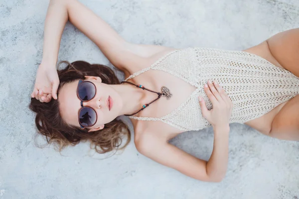 Vacker brunett flicka i solglasögon — Stockfoto