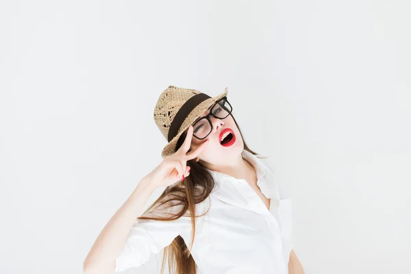 Lány pózol szemüveg piros ajkak — Stock Fotó