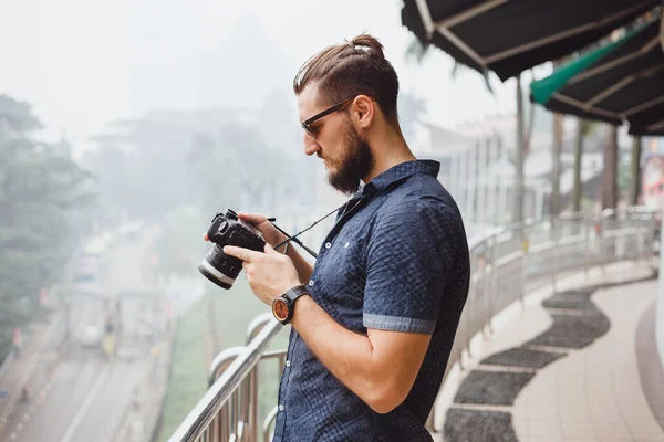 Felice giovane ragazzo con grande macchina fotografica — Foto Stock