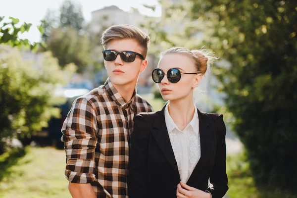 Casal na moda em óculos de sol — Fotografia de Stock