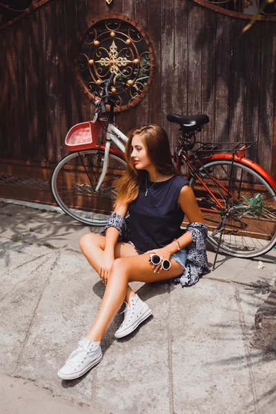 Девушка-хипстер рядом с велосипедом — стоковое фото