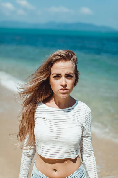 Όμορφη κοπέλα ποζάρει στην παραλία — Φωτογραφία Αρχείου