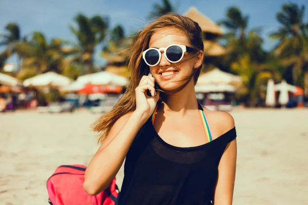 Mujer en la playa con teléfono . — Foto de Stock