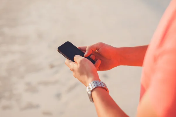 A srác a strandon és a telefon — Stock Fotó