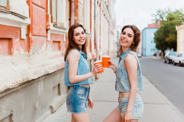 Brunette girlfriends drinking coffee — Stock Photo, Image