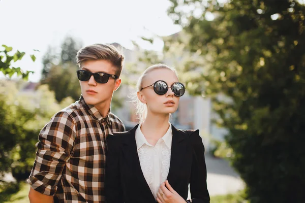 Modisches Paar mit Sonnenbrille — Stockfoto