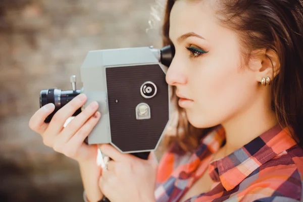 Girl posing in the street with camera — Stock fotografie