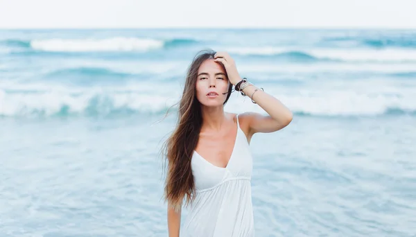 Woman brunette on tropical island — Stock Photo, Image