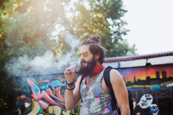 Brutal man smoking — Stock Photo, Image