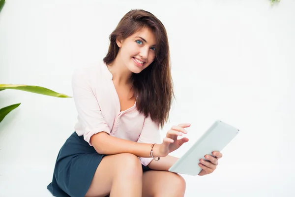 Hermosa chica trabajando en la tableta — Foto de Stock