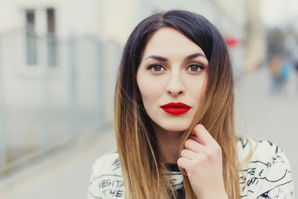 Hermosa chica con labios rojos — Foto de Stock