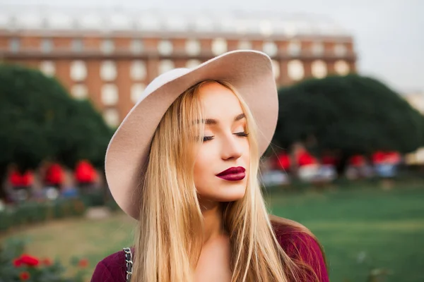 Menina loira com batom vermelho — Fotografia de Stock