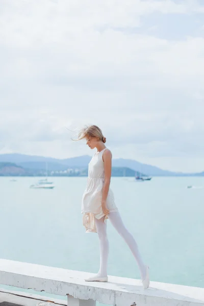 Chica posando en el muelle en pisos de ballet —  Fotos de Stock