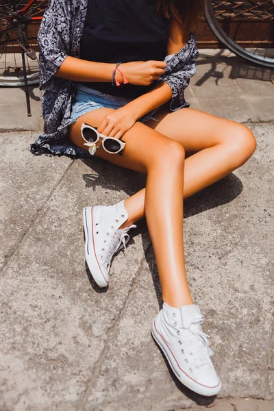 Hipster ragazza con occhiali da sole — Foto Stock