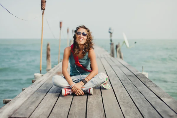 Mooi meisje poseren op de pier van de zee — Stockfoto