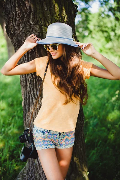 Menina posando no parque — Fotografia de Stock