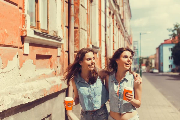 Brunette girlfriends drinking coffee — Stock Photo, Image